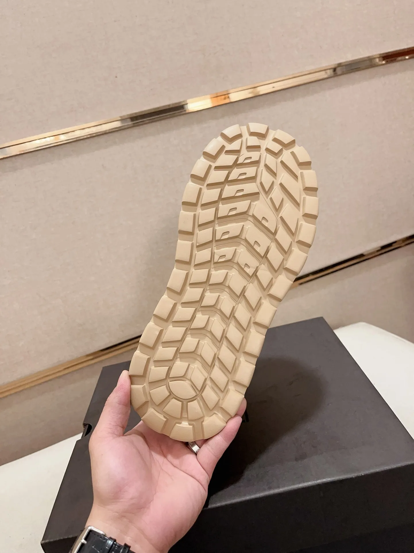 Factory price: 800💰North American men's shoes Ugg ☃️In the special sale of new high-quality men's shoes snow boots in autumn and winter, the nemesis of extreme cold weather! Made of cowhide leather, merino wool lining, and original outsole, whether driving, outdoor or daily wear, there is always one that suits you! Code number 39-44